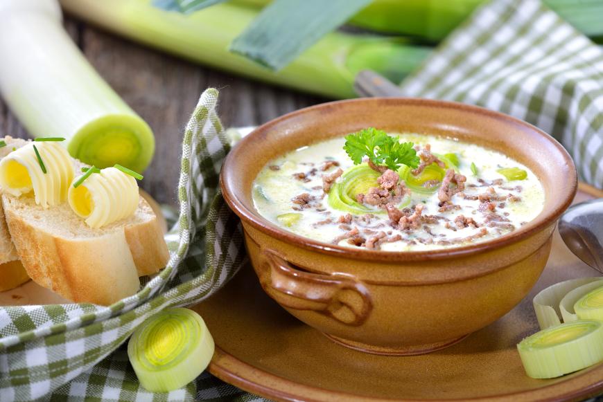 Ein deftiger Klassiker: Käse-Hackfleisch-Lauch-Suppe