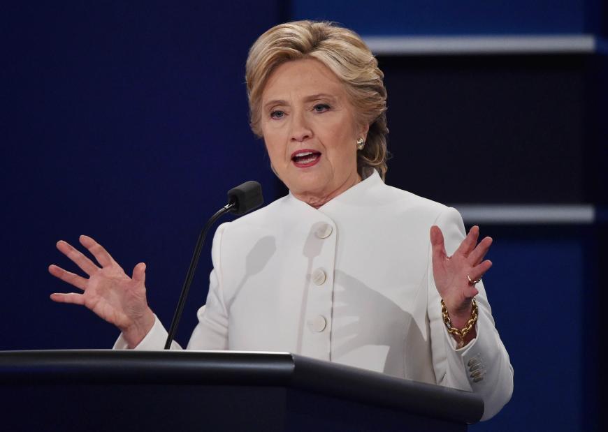 Derzeit liegt Hillary Clinton gegen Donald Trump laut Umfragen vorn. Was Madonna wohl dazu sagt?