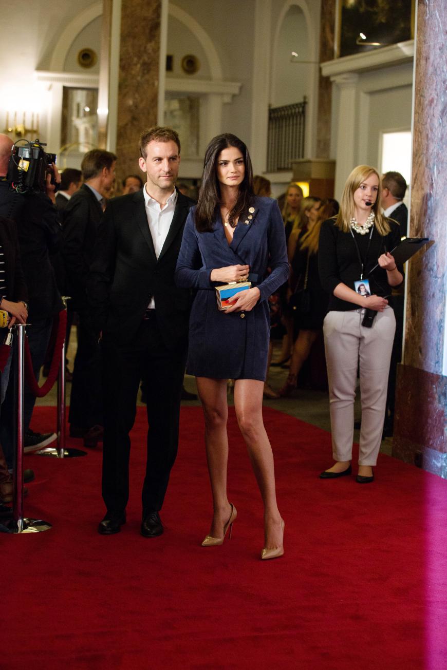Shermine Shahrivar und ihre Begleitung am Abend im Hotel Atlantic