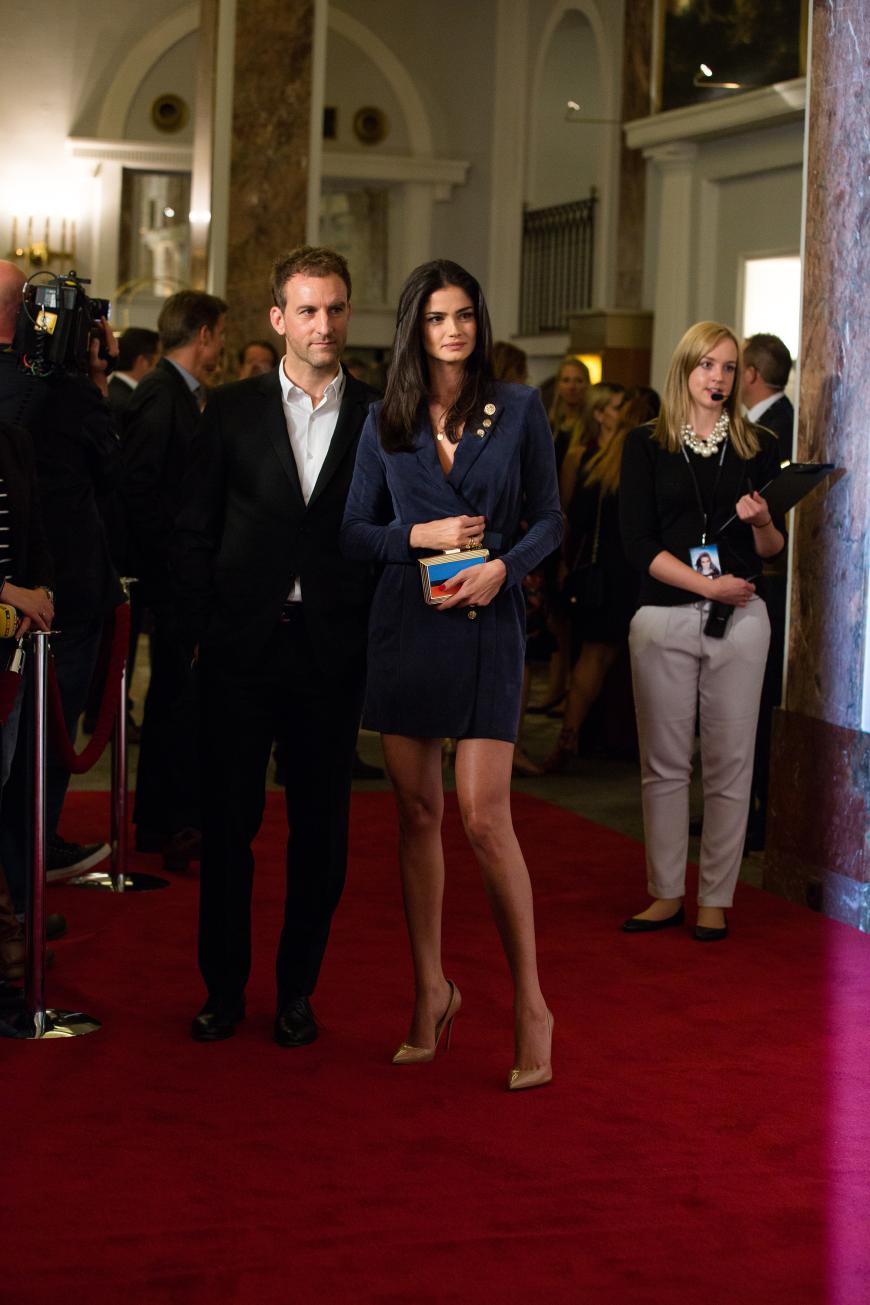 Nach der Trennung von Lapo Elkann erschien Shermine Shahrivar mit ihrem Manager auf dem Roten Teppich.