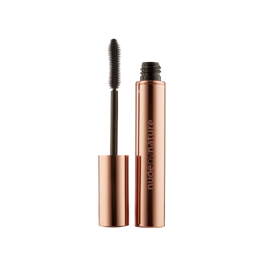 Leicht tailliert: Auf die ist wirklich Verlass. Die Spitze tuscht die Augenwinkel, und die Taille sorgt in der Mitte für einen verdichteten Augenaufschlag. „Allure Defining Mascara“ von Nude by Nature, in 01 Black, ca. 20 Euro, douglas.de