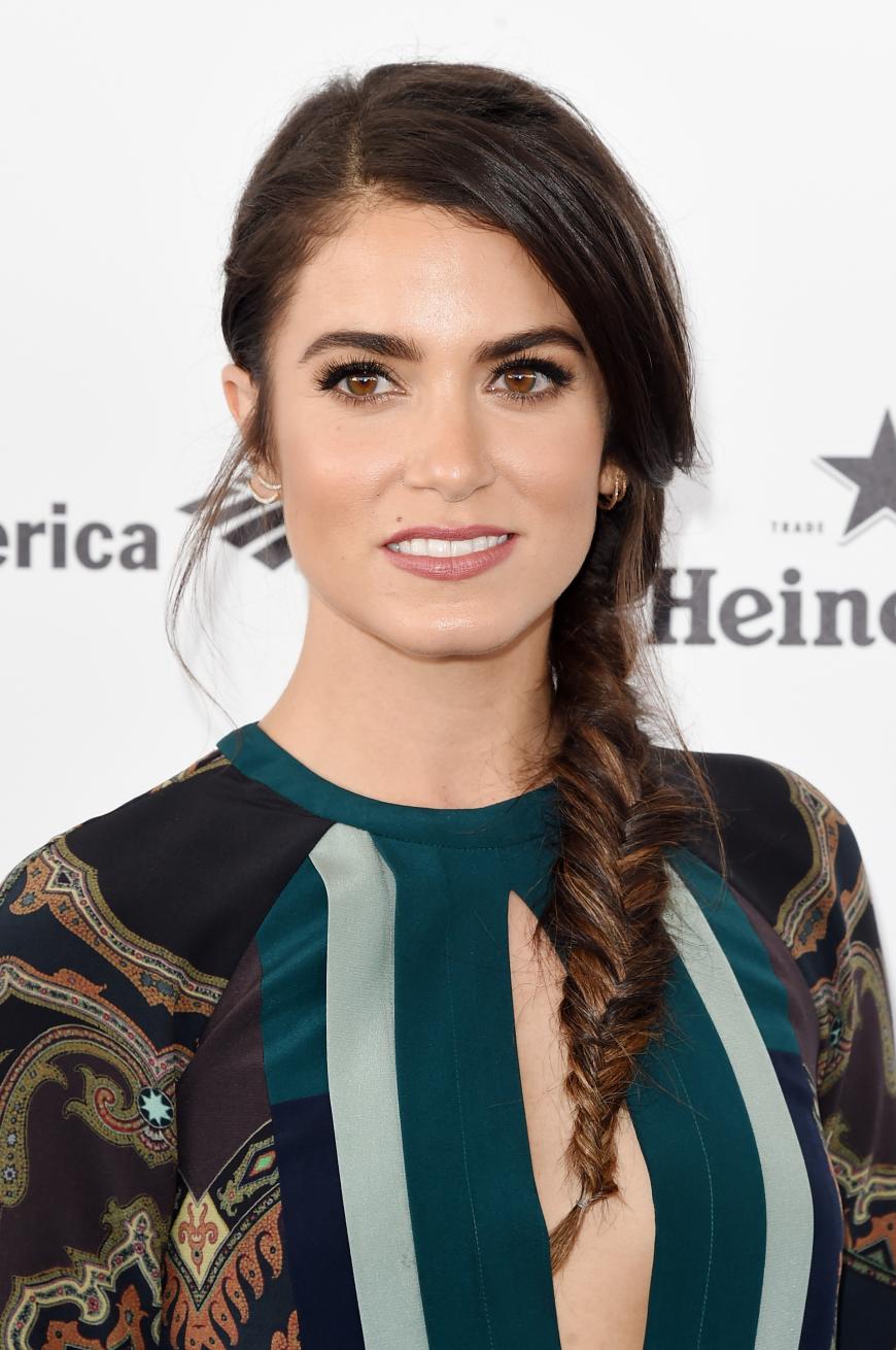 Mit Lidstrich und Lippen in dezentem Rosenholz geht's für Nikki Reed zum Termin.