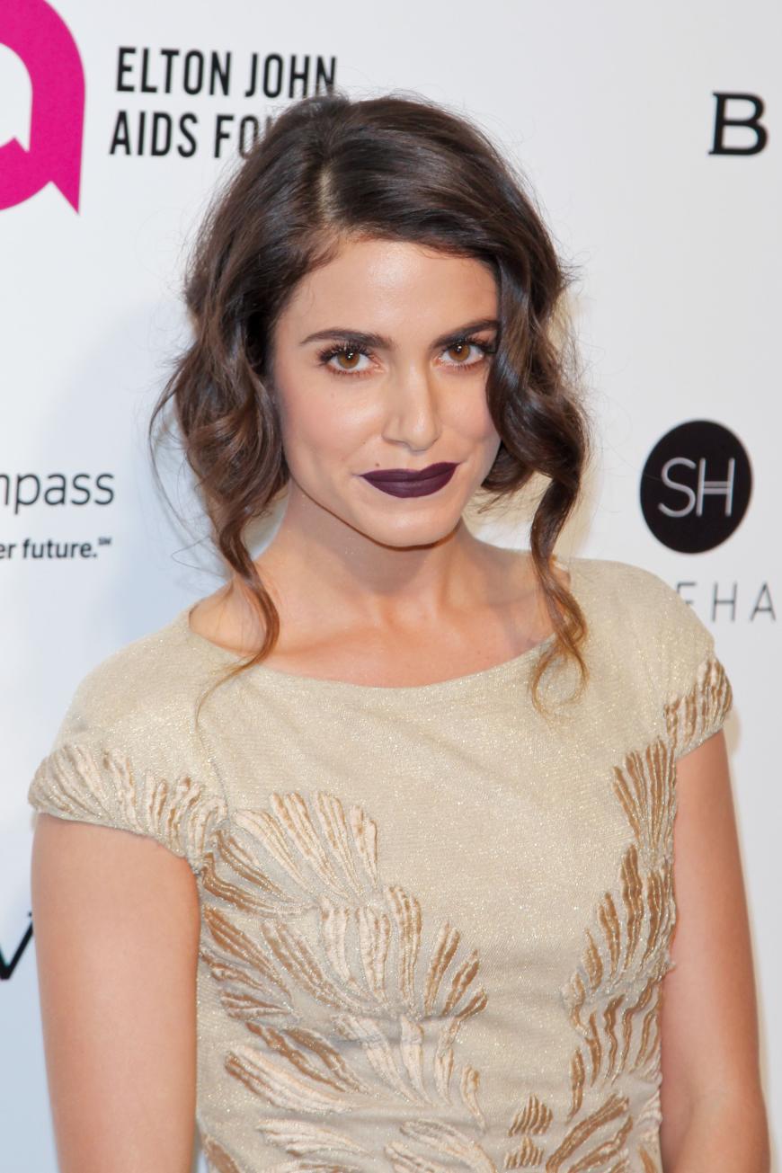Abends darf's dann ein bisschen mehr Glam sein: Nikki betont ihre Lippen in einem satten Aubergine-Ton.
