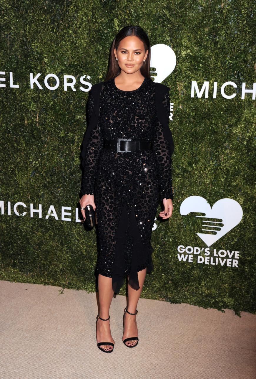 Ein bisschen Glitzer gepaart mit Transparenz — Chrissy Teigen weiß sich in Szene zu setzen.