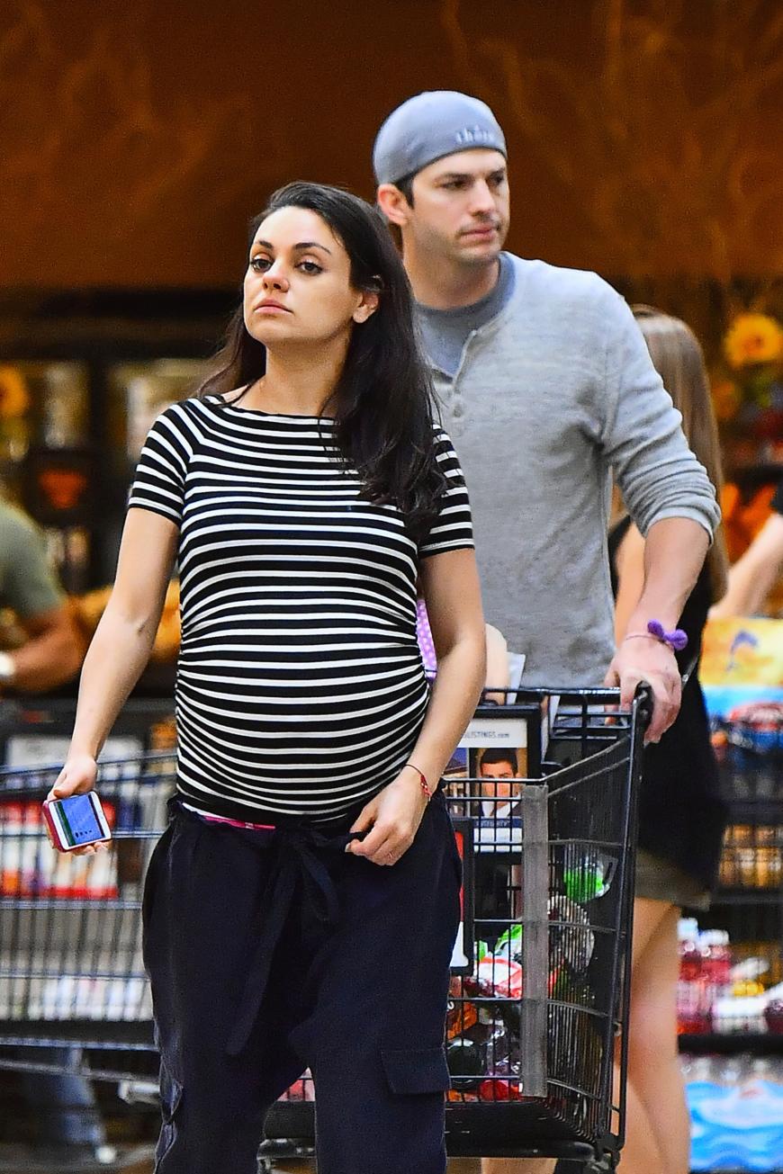 Mila Kunis und Ashton Kutcher im Supermarkt