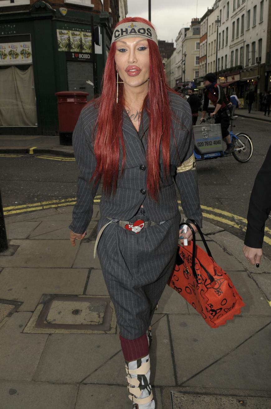 In den letzten Jahren sorgte Pete Burns mit seinem veränderten Aussehen für Schlagzeilen. Über 300 Mal soll sich der
