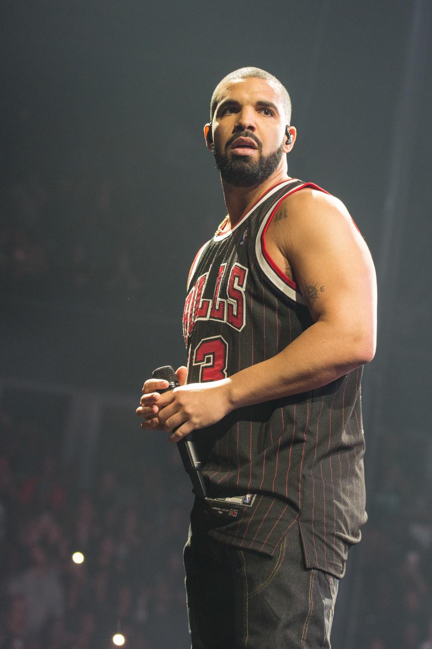 ... ausgerechnet Rapper Drake soll ins Visier von Taylor Swift geraten sein. Am 30. Geburtstag des Rappers sollen die beiden kaum die Finger voneinander gelassen haben.