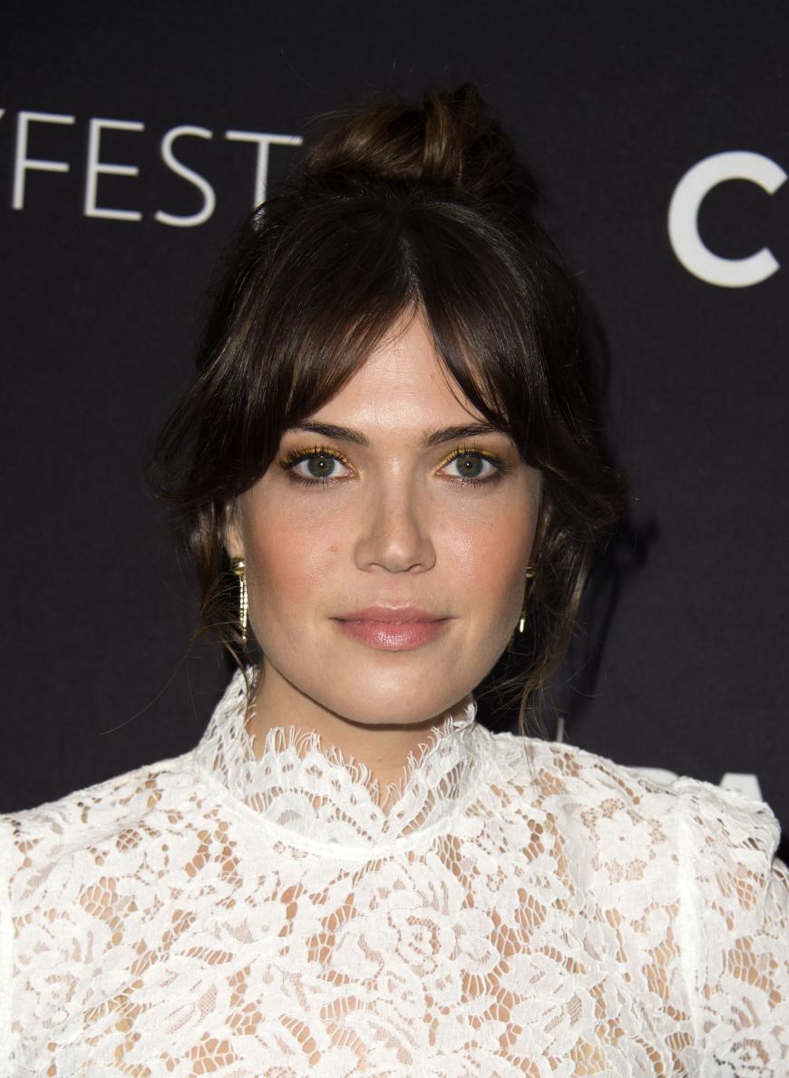 Zum Event tagsüber trägt Mandy Moore ein dezentes und frisches Make-up mit Nude-Lips und Metallic-Lidschatten.