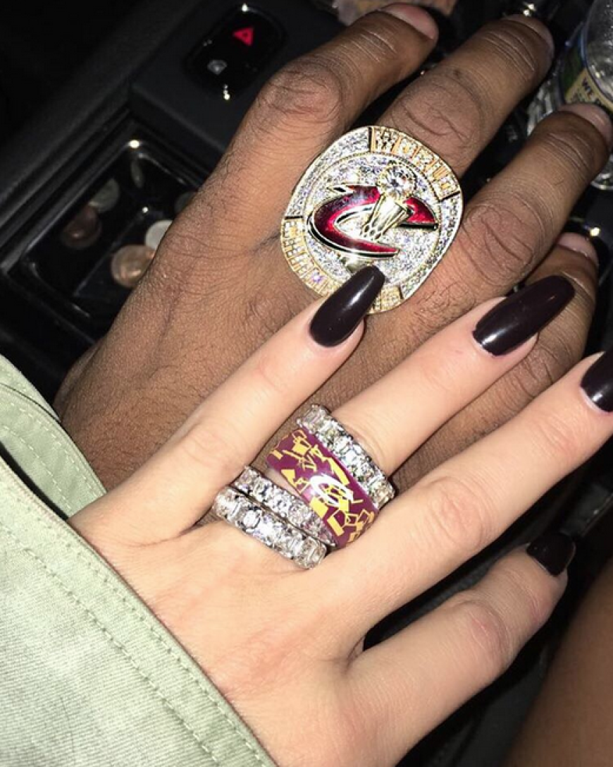 Khloé Kardashian postete sich mit diesen Ringen auf Instagram.