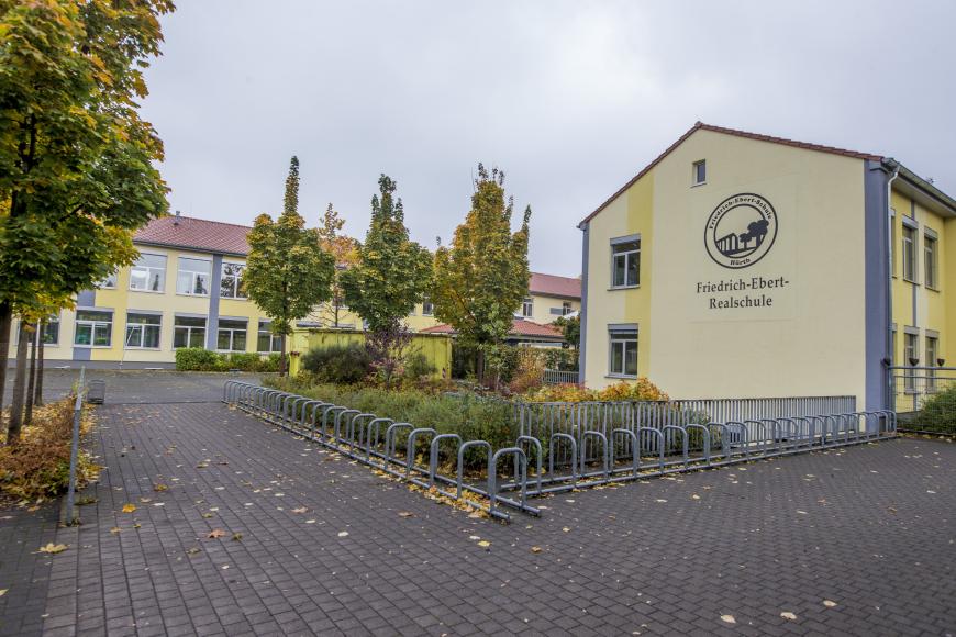 Auf der Friedrich-Ebert-Realschule in Hürth lernte Sarah Lombardi ihre angebliche Affäre Michal kennen.