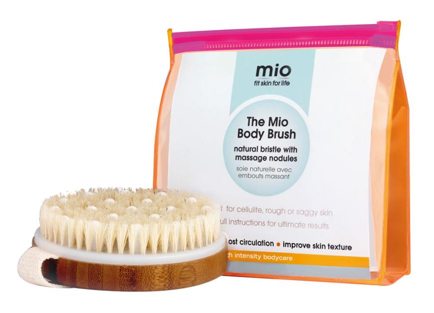 Massagebürste: „The Mio Body Brush Kit“ von Mio Skincare, ca. 17 Euro, niche-beauty.com