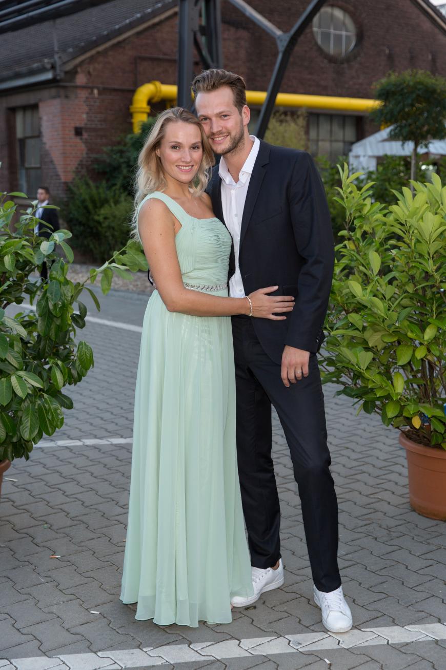 Anna Hofbauer selbst will nicht abhängig vom Showbiz sein.