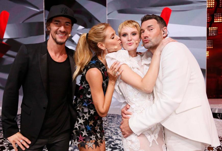 Weiterer Höhepunkt in Michalskys Rückschau: Sein Schützling Kim Hnizdo (2. v. rechts) gewinnt das Finale von GNTM.