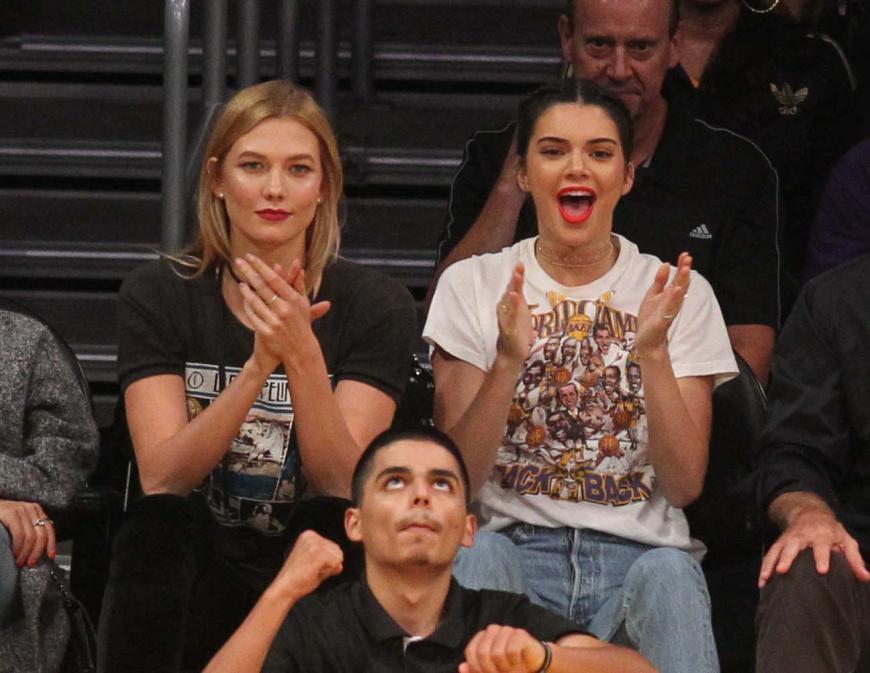 Model Karlie Kloss und ihre Kollegin Kendall Jenner sind der hübsche Support der Lakers.