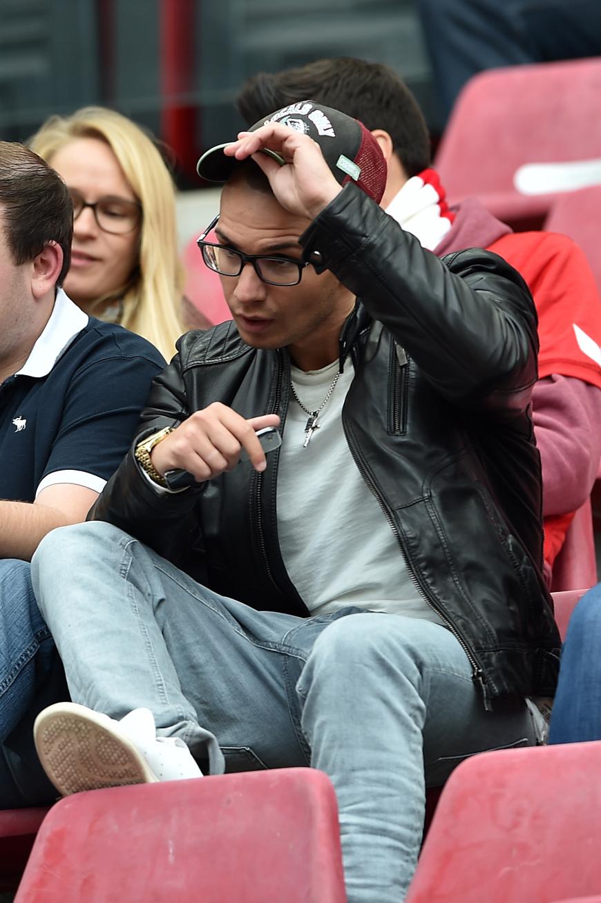 ... fällt auf, dass Pietro offenbar doch nicht mehr an die Unschuld seiner Frau glaubt. Am 15. Oktober, ausgerechnet Sarahs 24. Geburtstag, zeigt er sich im Fußball-Stadion beim 1. FC Köln. Und nicht nur das: Er trägt keinen Ehering mehr. Eine deutliche Sprache spricht auch, dass er das