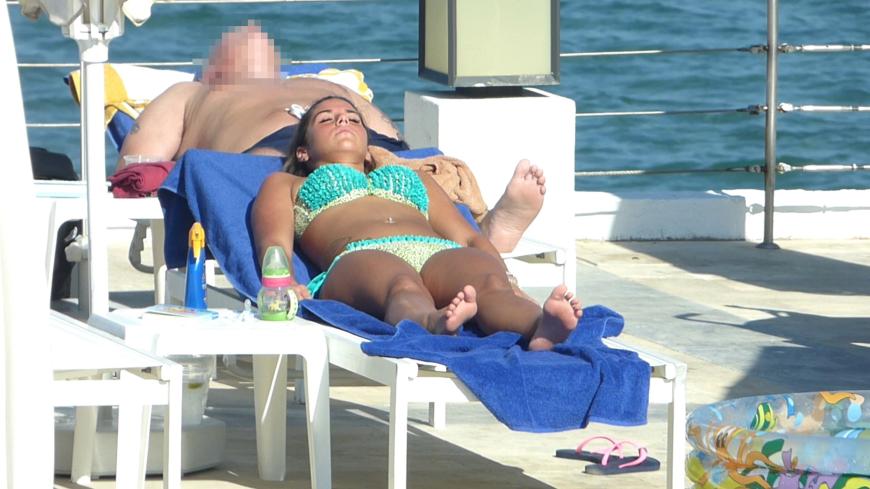 Dann geht es Schlag auf Schlag: Während Sarah ohne Pietro in den Kreta-Urlaub fliegt und es sich dort mit Sohn Alessio und Bruder Gianluca gutgehen lässt ...