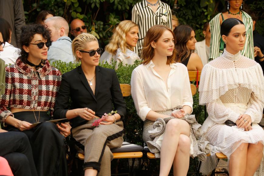 Hochkarätige Front Row: Annie Clark alias St. Vincent neben Neu-Freundin Kristen Stewart und Emma Stone mit Katy Perry.