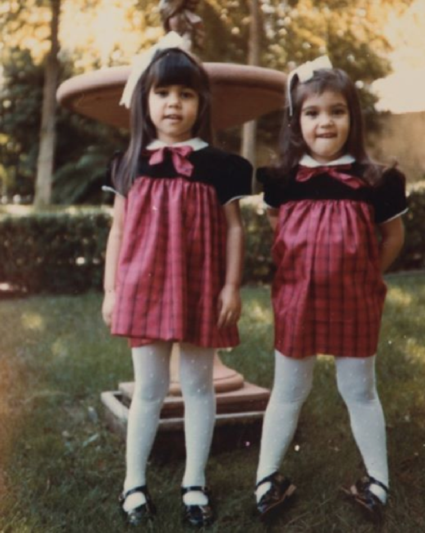 Kourtney Kardashian und Schwester Kim Karadshian in Kindertagen