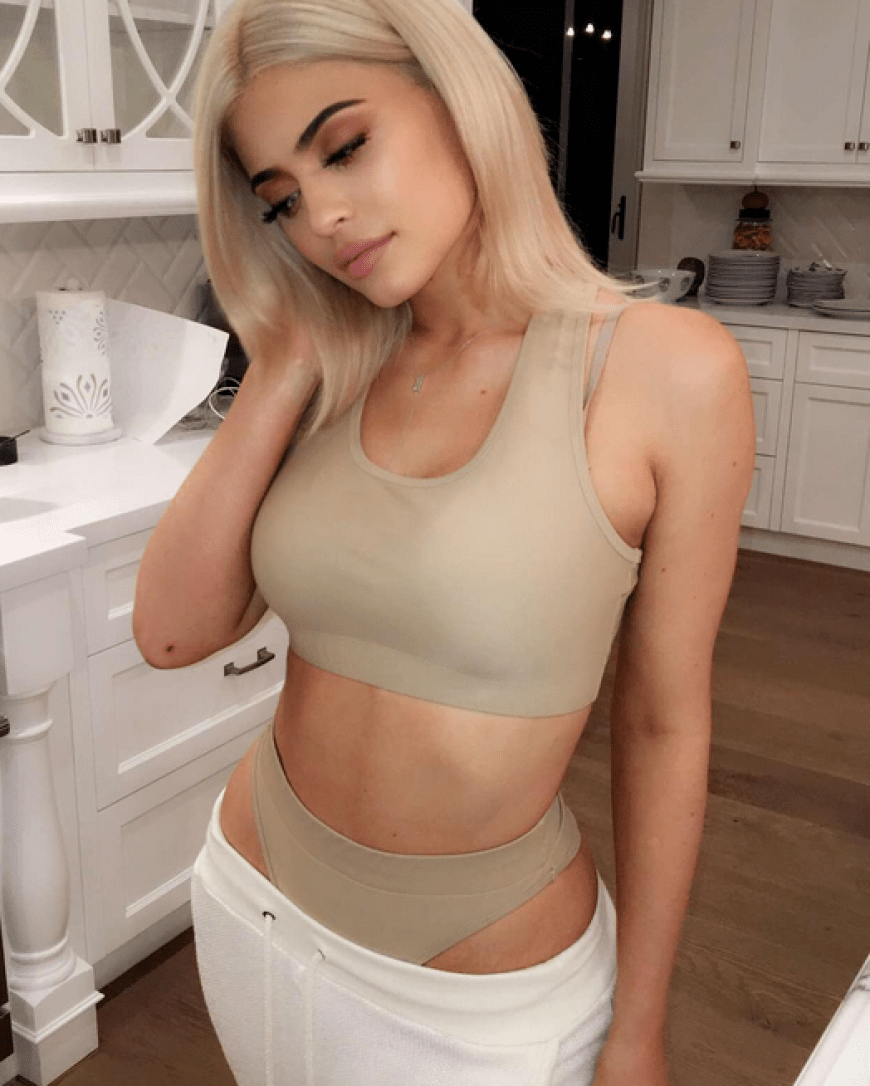 Kylie Jenner zeigt sich im sexy Couch-Outfit. Oh, là, là!