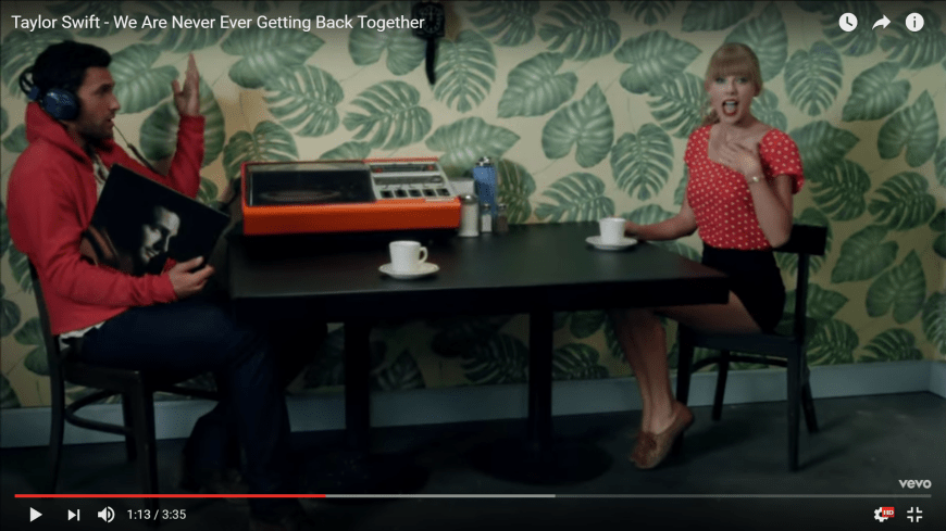 Das Paar am Esstisch erinnert an die Szene aus Taylors „We Are Never Ever Getting Back Together“-Video.