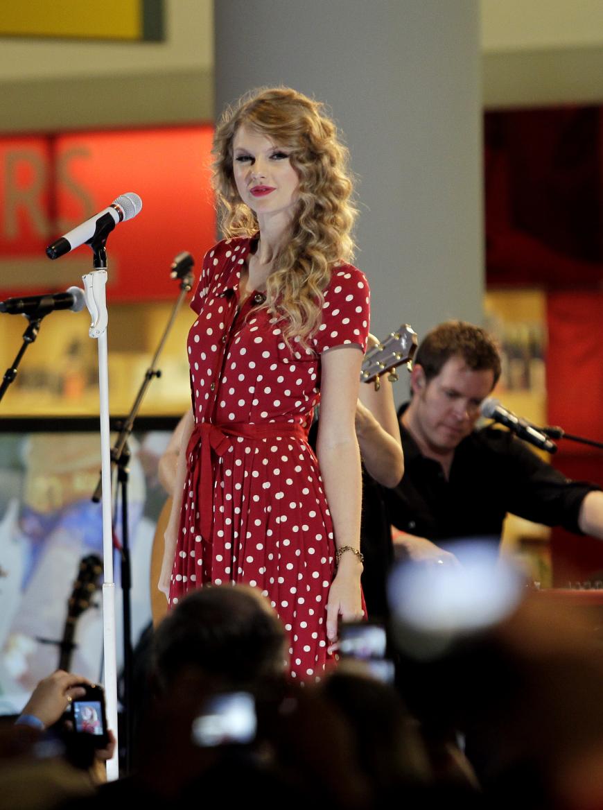Taylor Swift bei einem der vielen Male, wo sie ein mädchenhaftes, gepunktetes Kleid trug.