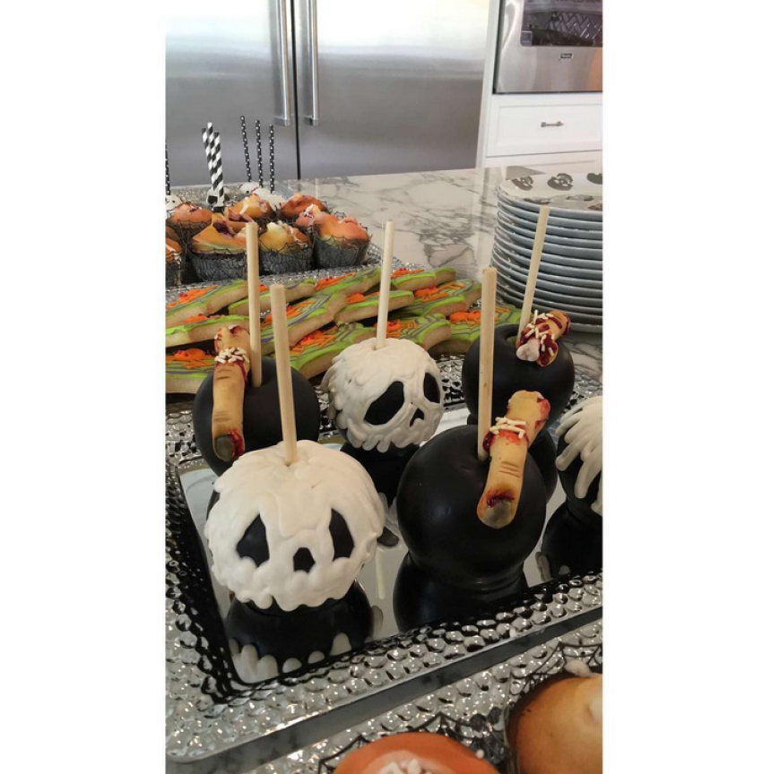 Und auf Totenkopf-Paradiesapfel.