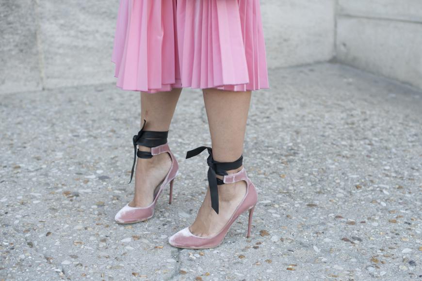 Fashion-Blogger Charlotte Groeneveld in rosafarbenen Jimmy Choos aus Samt.