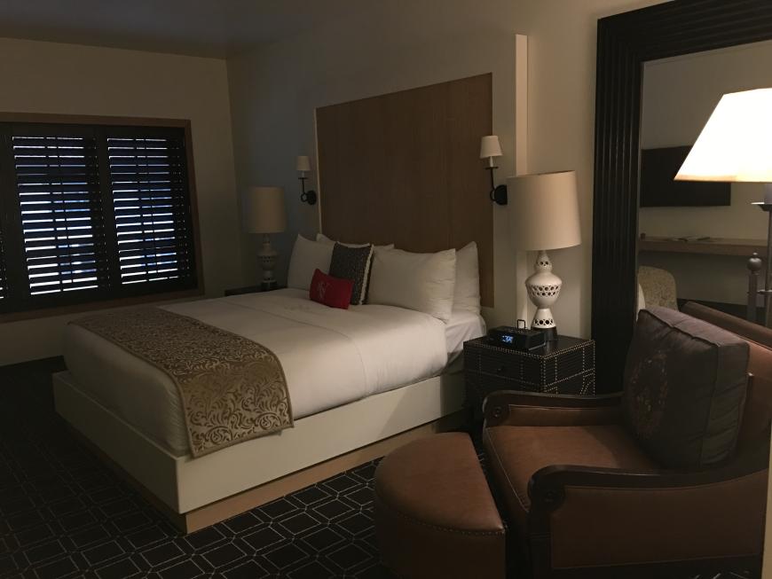 Typisch amerikanisch war auch mein Zimmer im Hotel Valencia in San José! In dem Bett hätten glatt fünf Leute schlafen können. Abends wurde die Bar dort zum beliebten Treffpunkt für Nachtschwärmer.