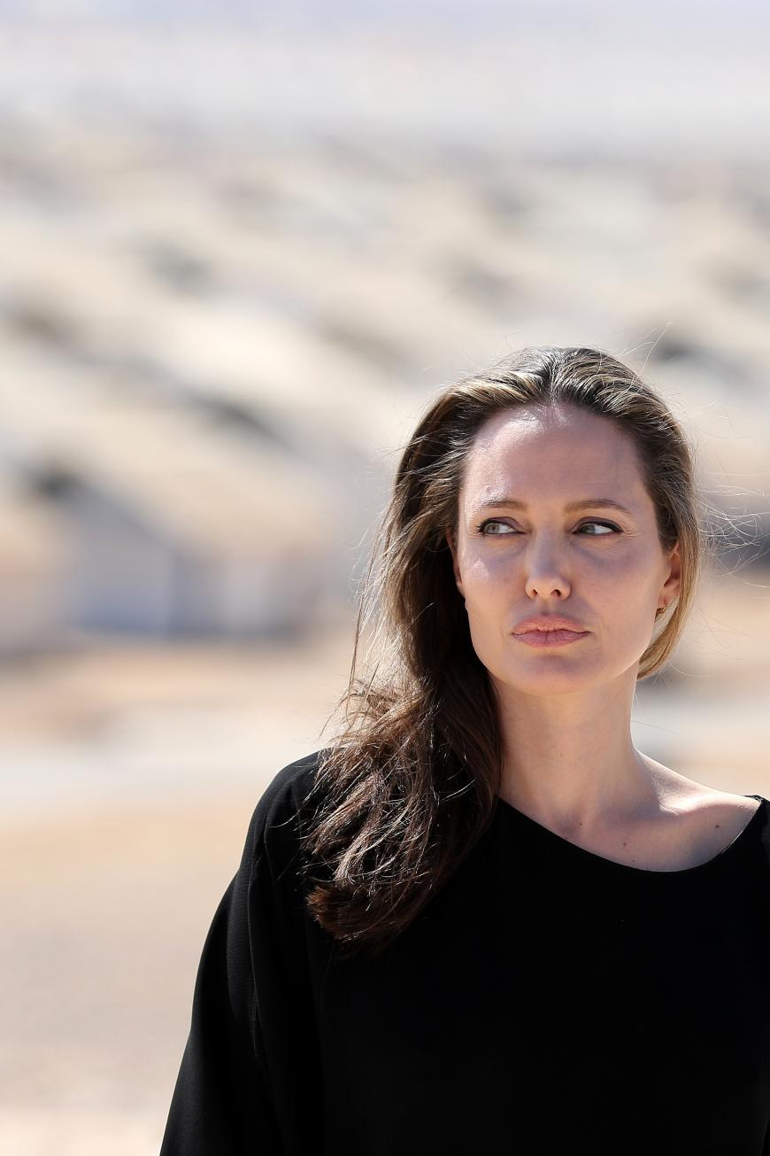In den letzten Wochen kam ans Licht, dass Angelina Jolie oftmals gewalttätig gegenüber Noch-Ehemann Brad Pitt gewesen sei. Die neusten Informationen scheinen genau das zu bestätigen.