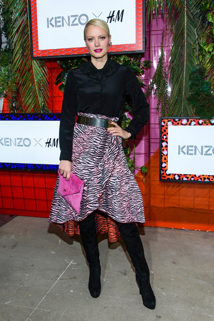 Franziska Knuppe stylte schwarze Overknees und eine schwarze Bluse zum Rock mit Animal-Print.
