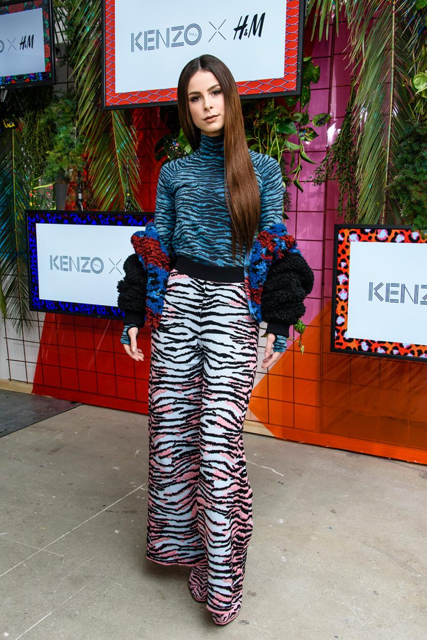 Großstadt-Tiger: Lena Meyer-Landrut sah in ihrem Mix aus Flares und Rollkragenpullover zu neuer Wallemähne umwerfend aus.