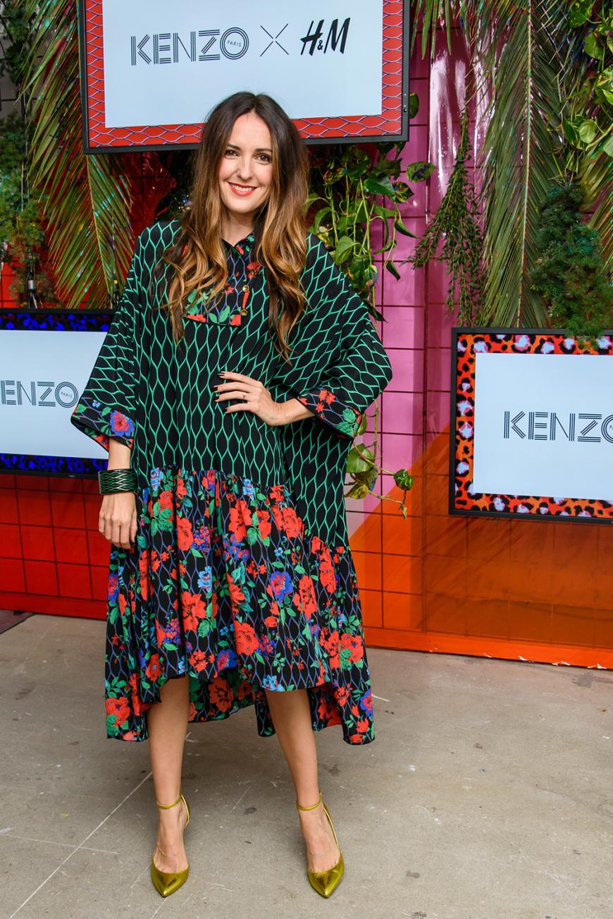 Mustermix: Moderatorin Johanna Klum kam in einem weitfallenden Dress in Midilänge zu Riemchen-Pumps in Metallic zum Event.