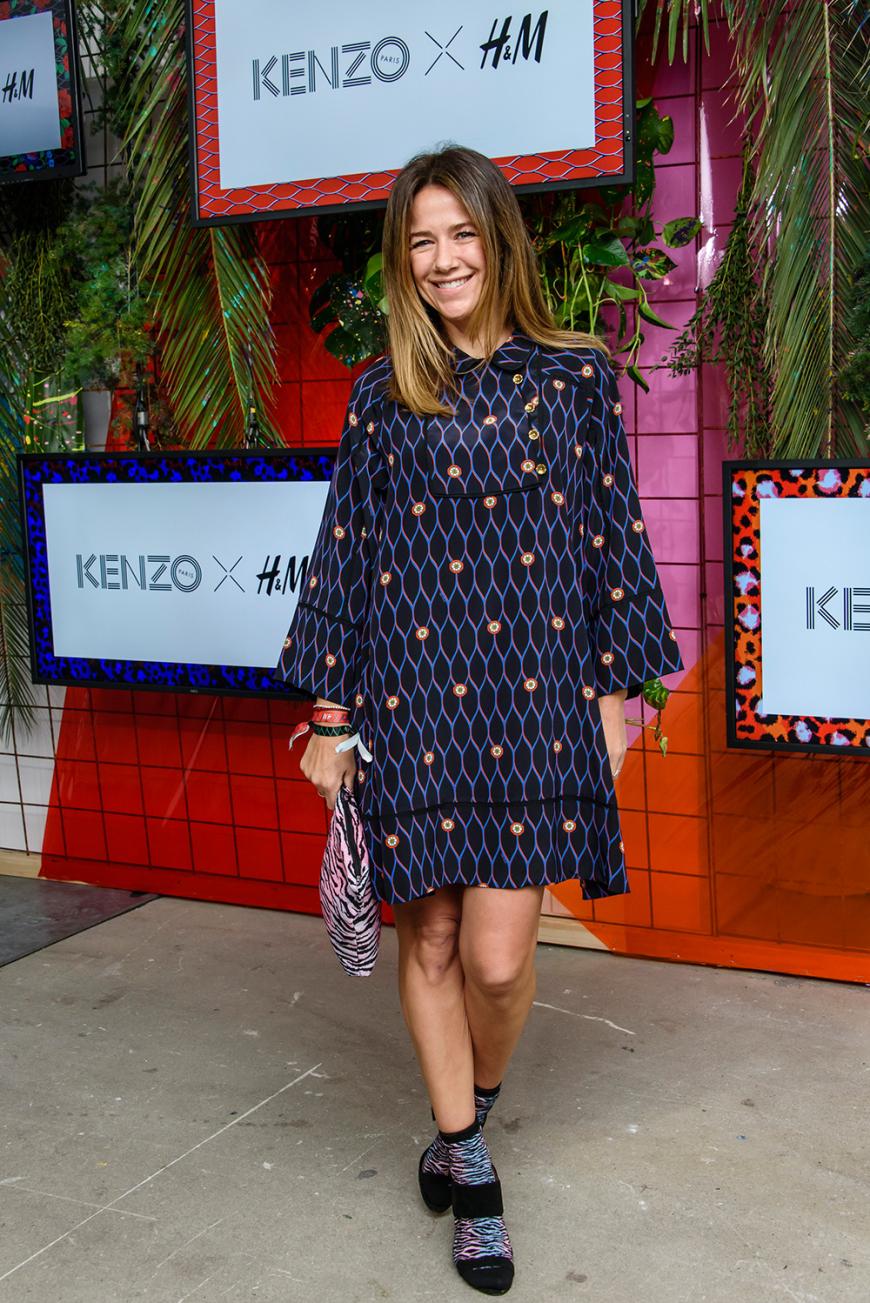 Schauspielerin Alexandra Neldel strahlte in einem ausgestellten Kleid mit Print.