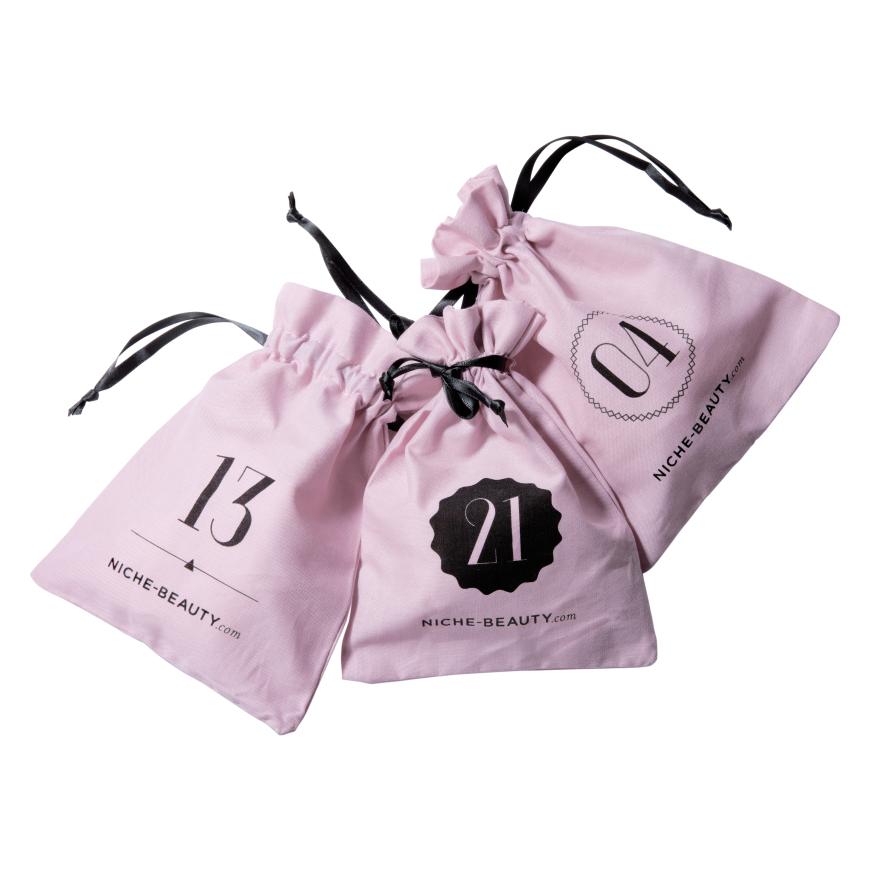 Fast zu schön zum Verschenken: Der süße Adventskalender von Niche Beauty wartet mit allerlei Beauty-Schätzen - unter anderem von Tata Harper, RMS, Rodial und Ouai - auf. Der Kalender hat einen Gesamtwert von über 320 Euro und beinhaltet 13 Originale und 14 Luxury Sizes. Für 224€ exklusiv über www.niche-beauty.de erhältlich.