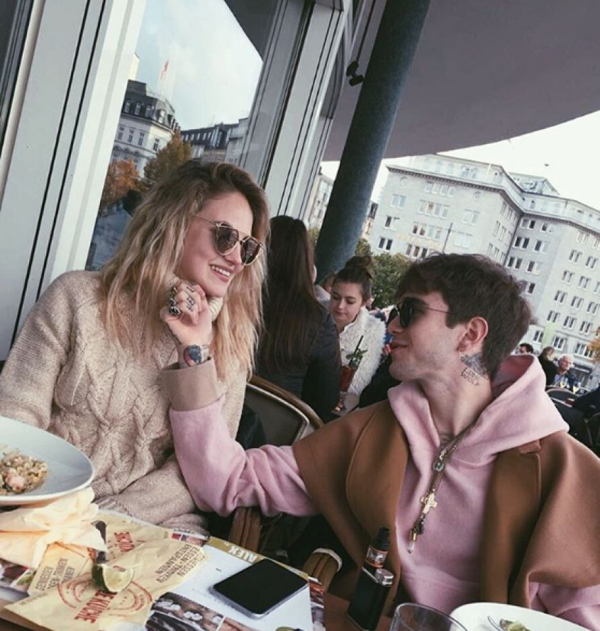 Süß: Elena und Gabriel-Kane turteln in einem Café an der Hamburger Alster.