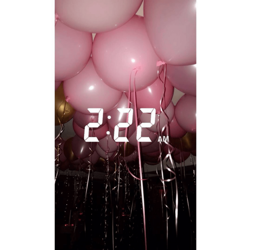 Kendall Jenner wurde im Club mit zahlreichen Ballons überrascht.