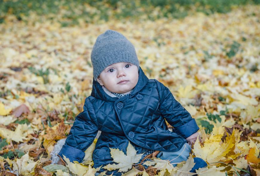Es ist November - da wurde natürlich auch Prinz Oscar warm eingepackt. Mit Steppjacke, Wollmütze und drolligem kleinen Doppelkin posiert der Mini-Royal inmitten von Herbstlaub. Knuff!