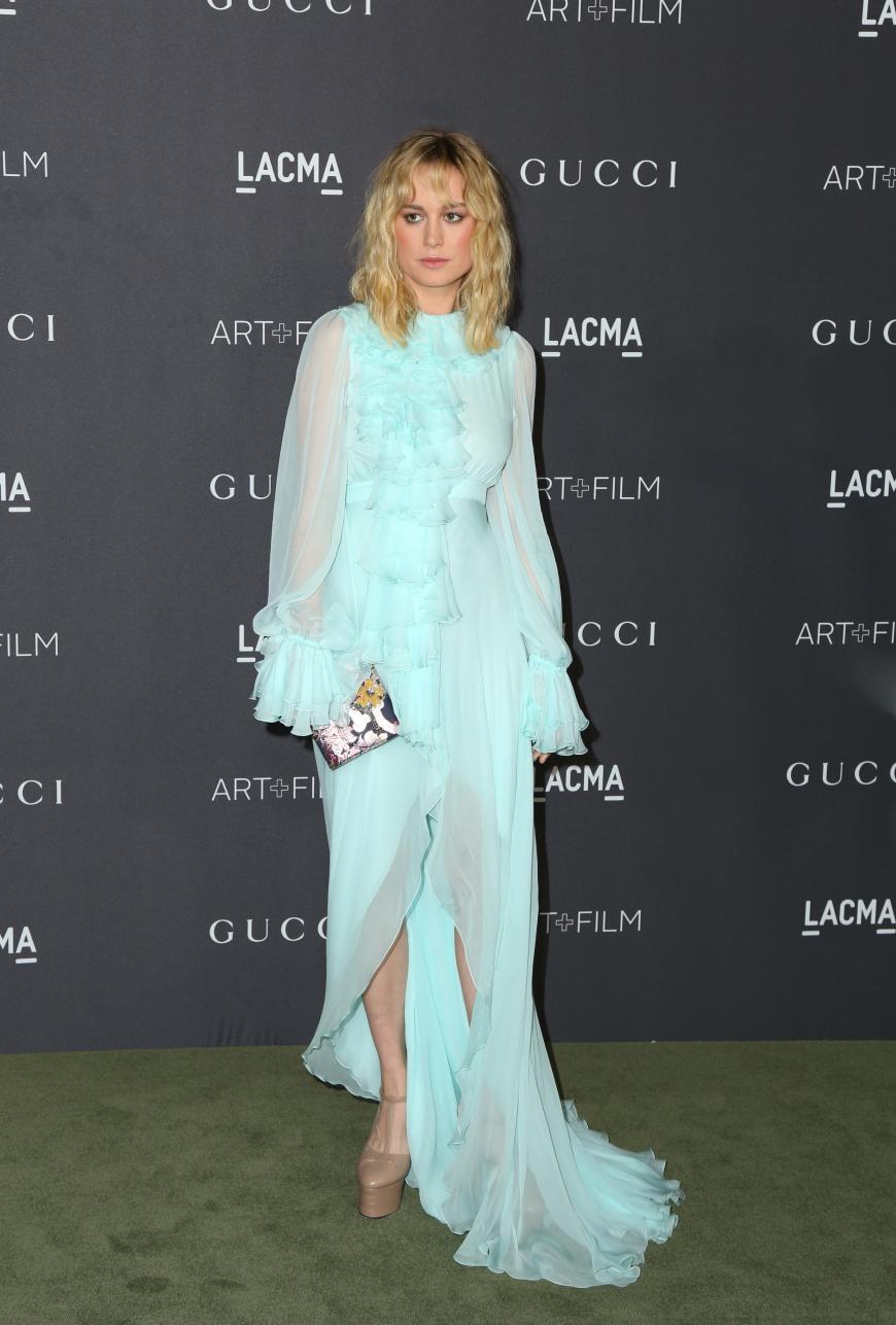 Über den Look von Brie Larson sind wir uns nicht einig. Schön oder schaurig? Die Farbe ist definitiv ein Hingucker und auch der Schnitt mit Volants ist gewagt, aber irgendwie auch gut!