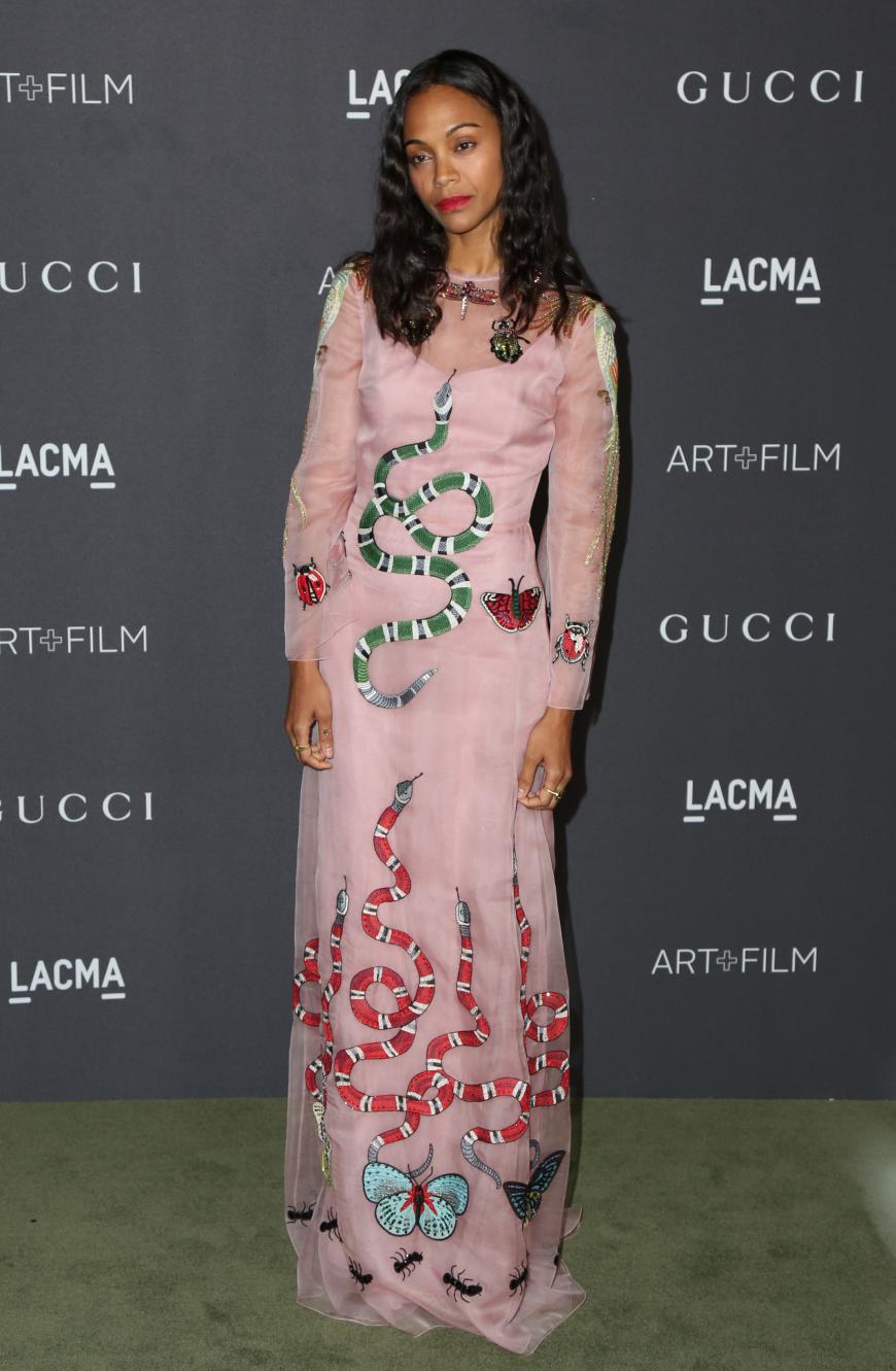 So richtig glücklich sieht Zoe Saldana in ihrem romantisch-rosafarbenen Dress mit Tierprint nicht aus. Warum? Das Kleid ist ein Traum!