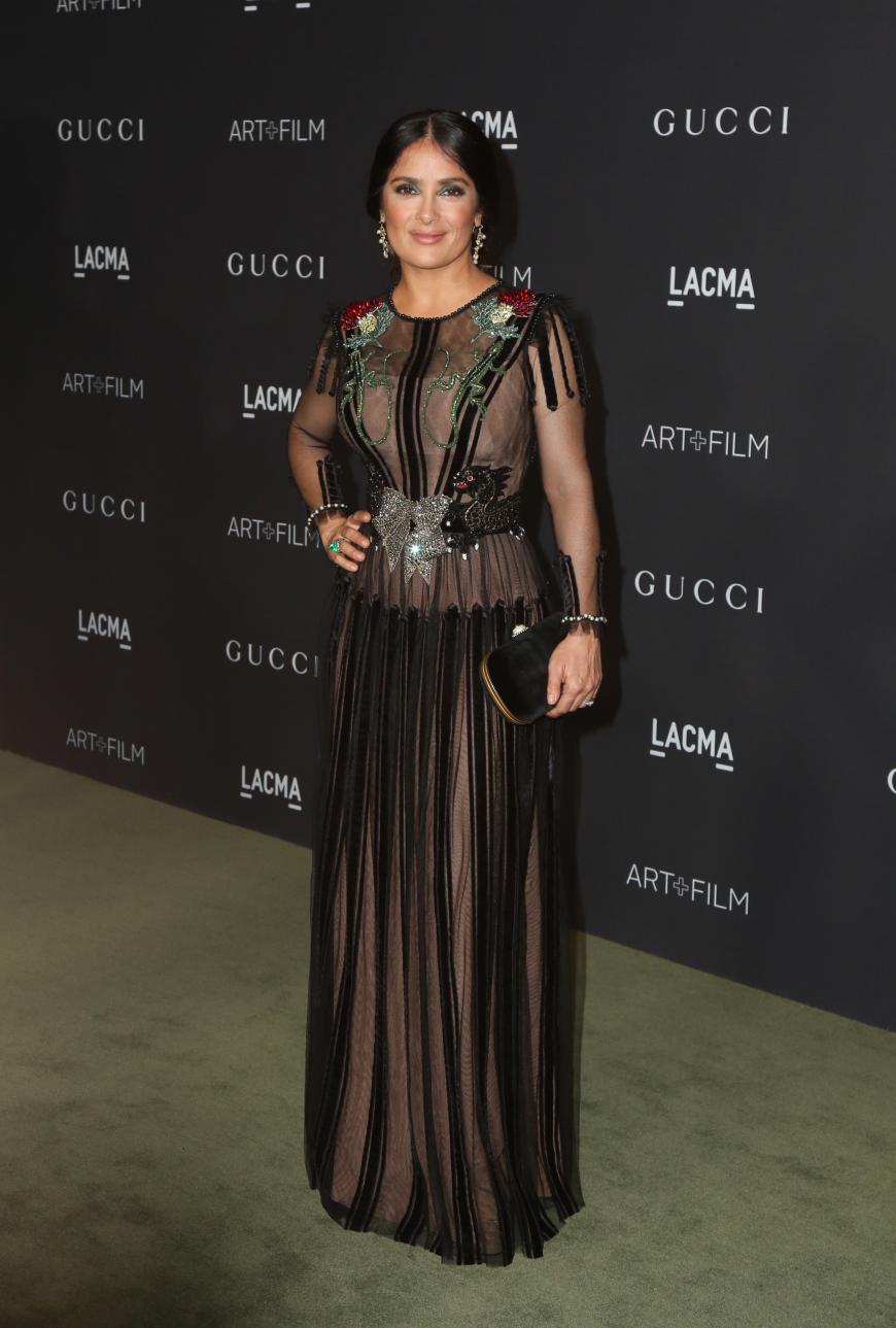 Griechische Göttin meets Gothic-Queen: Salma Hayek schnürt ihre Kurven in diesem halbtransparenten Pliseekleid ganz schön ein.