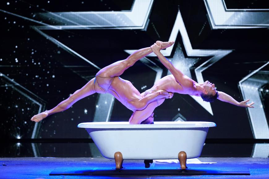 Gekonnt verrenkten sich Kylie Kier und Stephan Haffner in einer Badewanne...