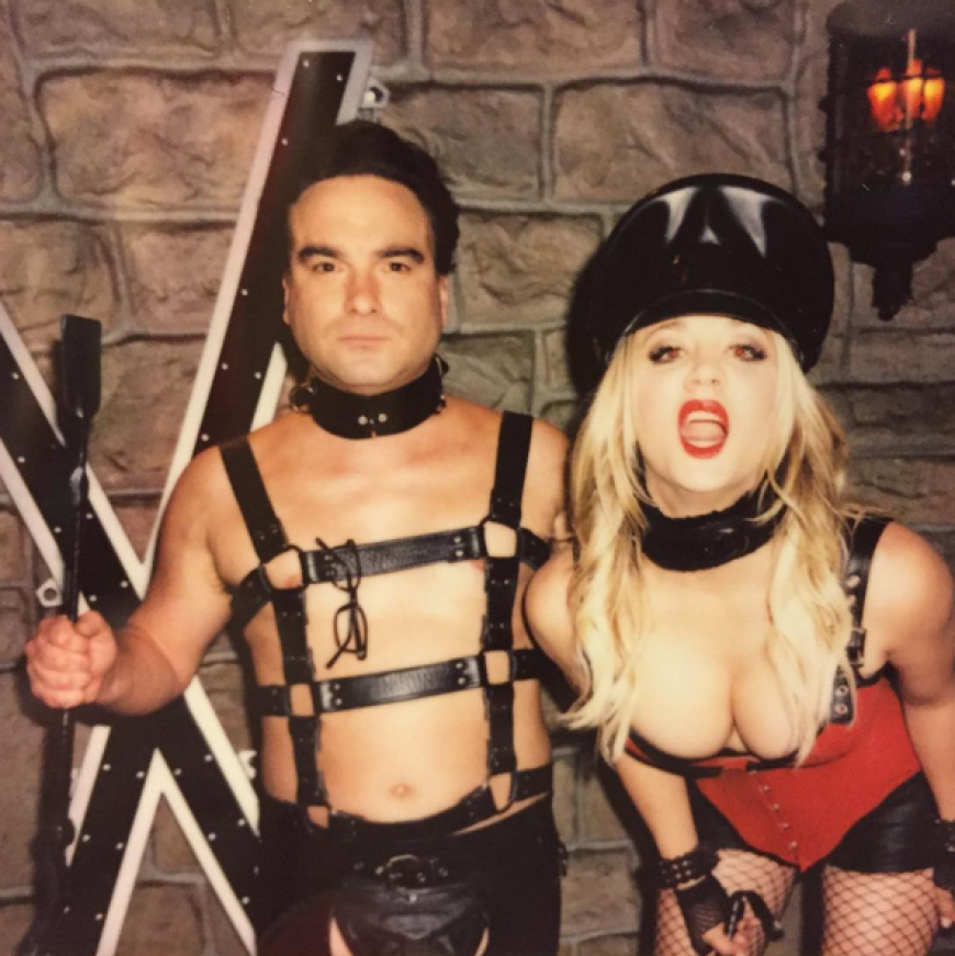 Leonard (Johnny Galecki) und Penny (Kaley Cuoco) zeigen geheime SM-Szenen auf Instagram.