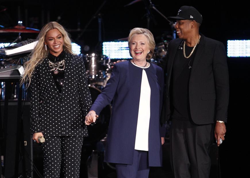 Beyoncé trat nur einige Tage vor der US-Wahl bei einem Wahlkampf-Konzert für Hillary Clinton im Wolstein Center in Cleveland mit ihrem Mann Jay Z auf.