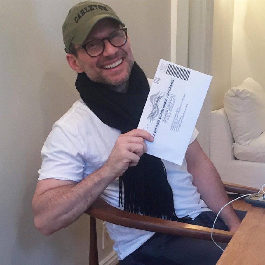Schauspieler Christian Slater hält stolz seine Wahlunterlagen in die Handykamera.