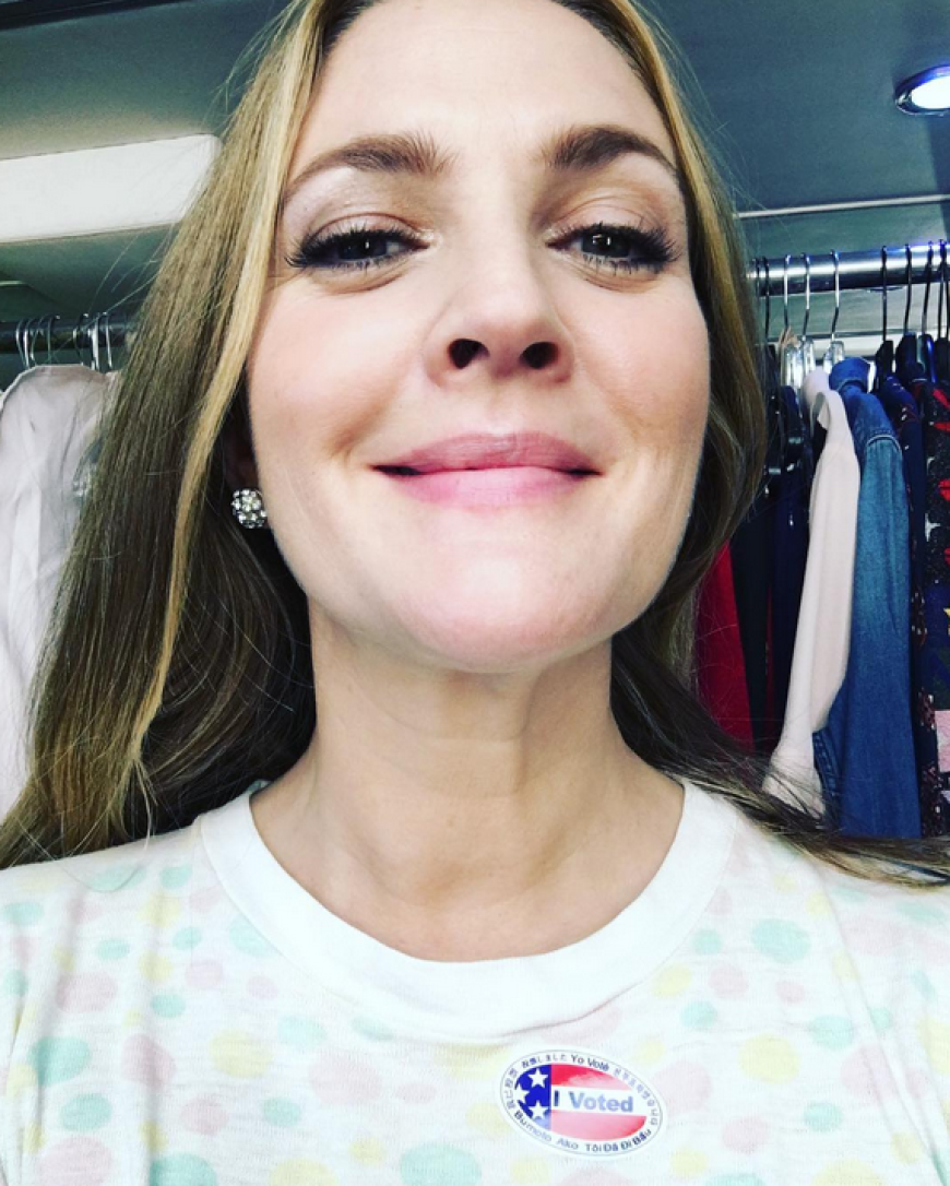 Auch Schauspielerin Drew Barrymore zeigt stolz ihren Wahl-Sticker.
