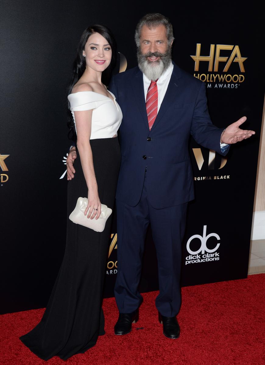 Mel Gibson war vor lauter Gesichtsbehaarung kaum wieder zu erkennen. Er brachte seine Liebste, Rosalind Ross, mit. Er wurde für seine Regie für