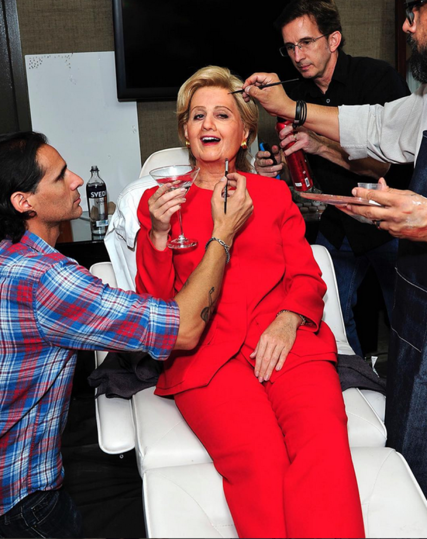 Katy Perry bekannte sich an Halloween ganz offen zu ihrer Wahl-Favoritin Hillary Clinton. Die Sängerin und Freund Orlando Bloom verkleideten sich als Hillary und Bill Clinton. Sehr cool!