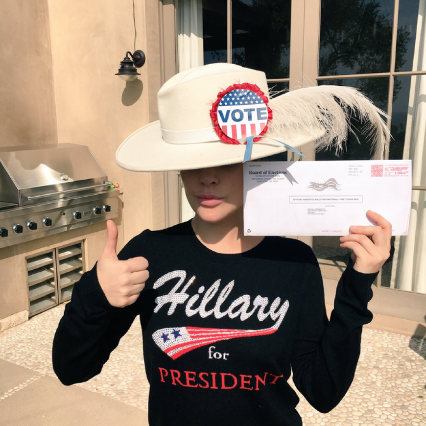 Lady Gaga ist ebenfalls eine Anhängerin von Hillary Clinton und fordert auf ihrem Sweatshirt auf: „Hillary for President