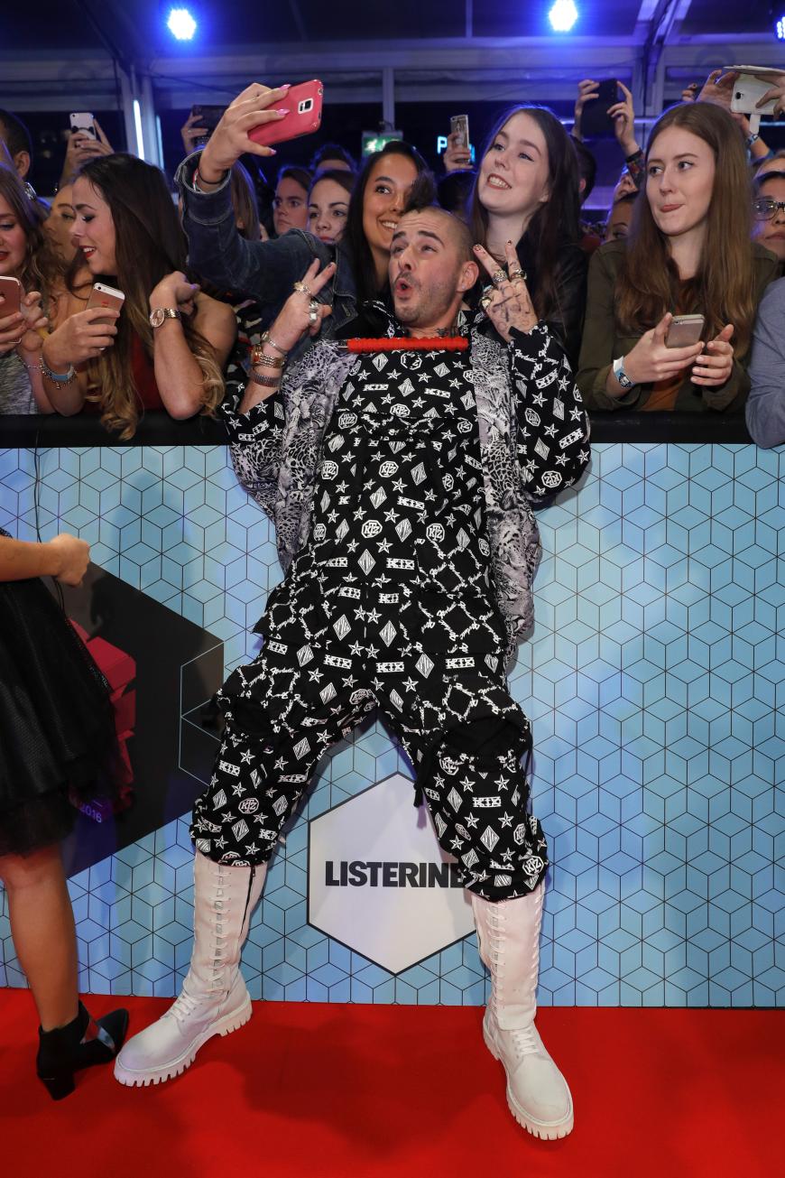 Musiker Cole Whittle ist für seine schrillen Outfits bekannt. Auch bei den MTV EMAs enttäuschte er seine Fans natürlich nicht.