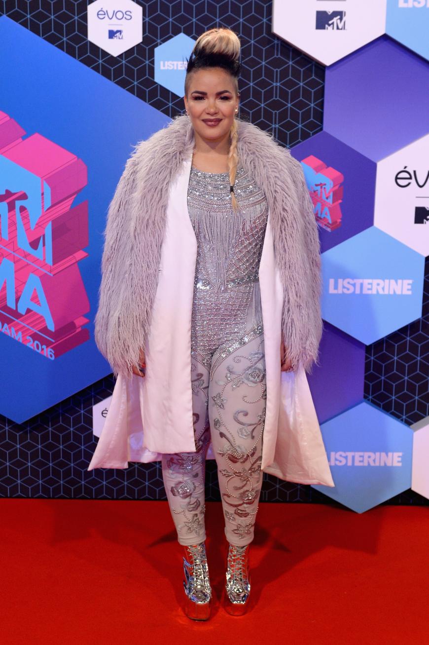 Lila Laune-Bär: Songwriterin Eva Simmons hatte ein schwieriges Outfit aus lilafarbenem Glitzer-Jumpsuit, Flatter-Mantel und Fell-Stola gewählt, das leider gar nichts für sie tat.